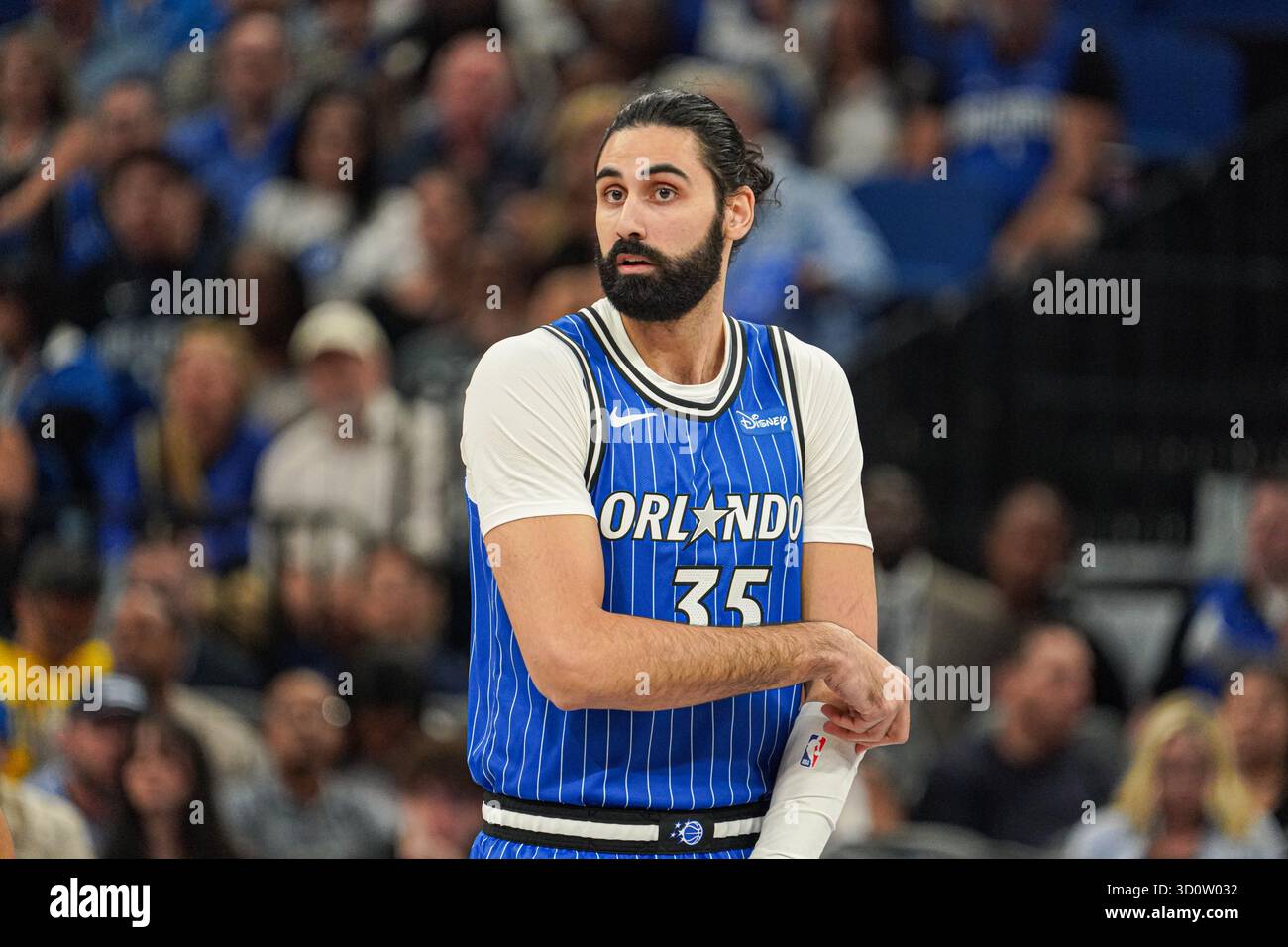 Orlando, Floride, États-Unis, Ocober 24, 2025, Orlando Magic Center Goga Bitadze #35 au Kia Center. (Crédit photo : Marty Jean-Louis/Alamy Live News Banque D'Images