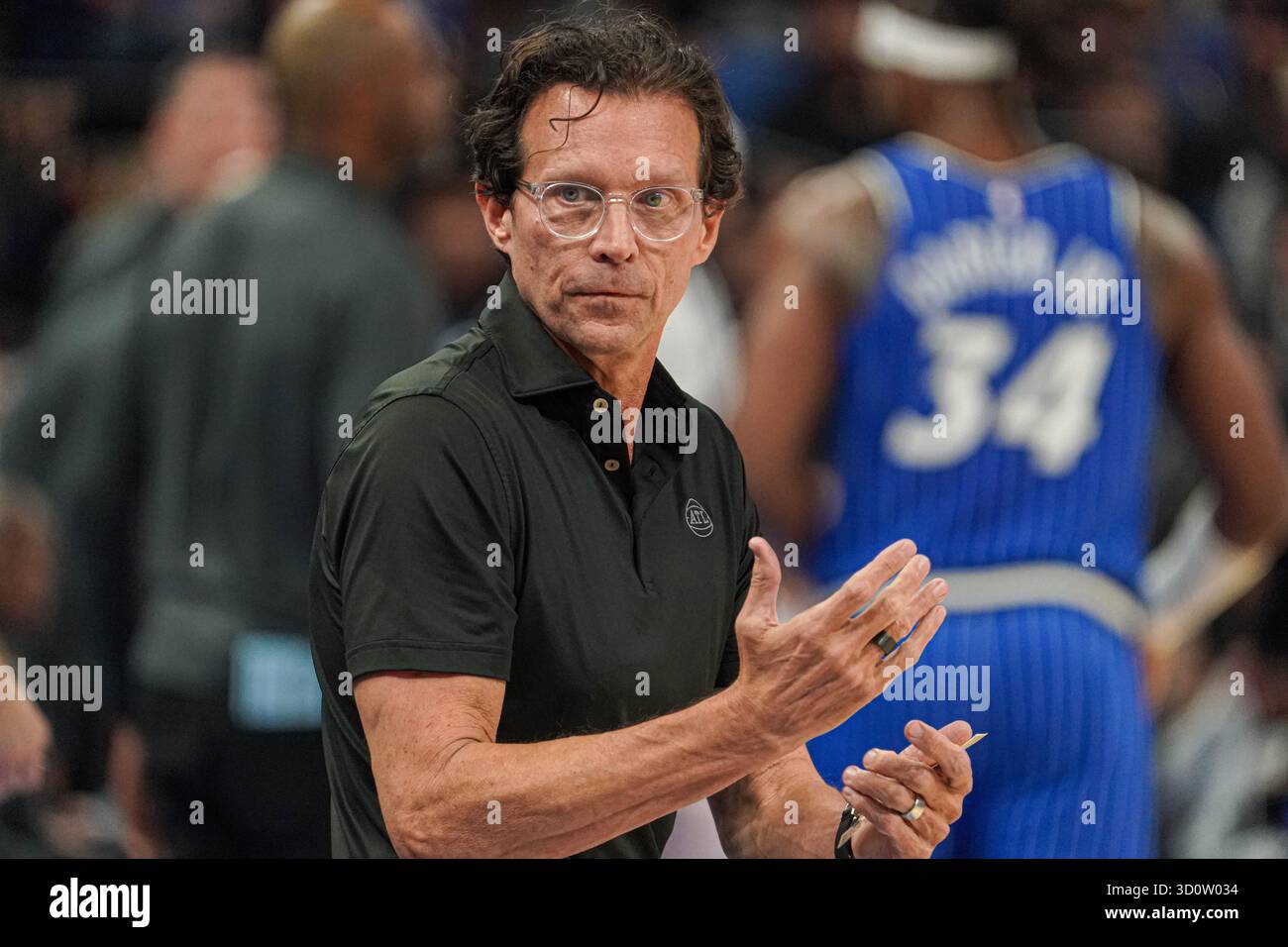 Orlando, Floride, États-Unis, Ocober 24, 2025, Quin Snyder, entraîneur-chef des Atlanta Hawks, au Kia Center. (Crédit photo : Marty Jean-Louis/Alamy Live News Banque D'Images