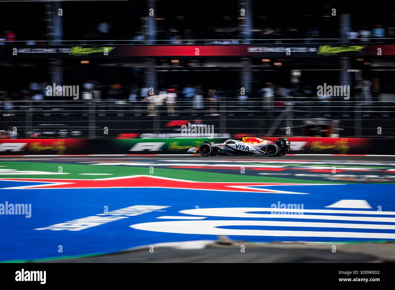 Autodromo Hermanos Rodriguez, Mexico, Mexique. 24 octobre 2025 ; Ayumu Iwasa du Japon et Visa Cash App RB Formula One Team pilote de réserve lors des essais libres 1 du Grand Prix du Mexique crédit : Jay Hirano/AFLO/Alamy Live News Banque D'Images