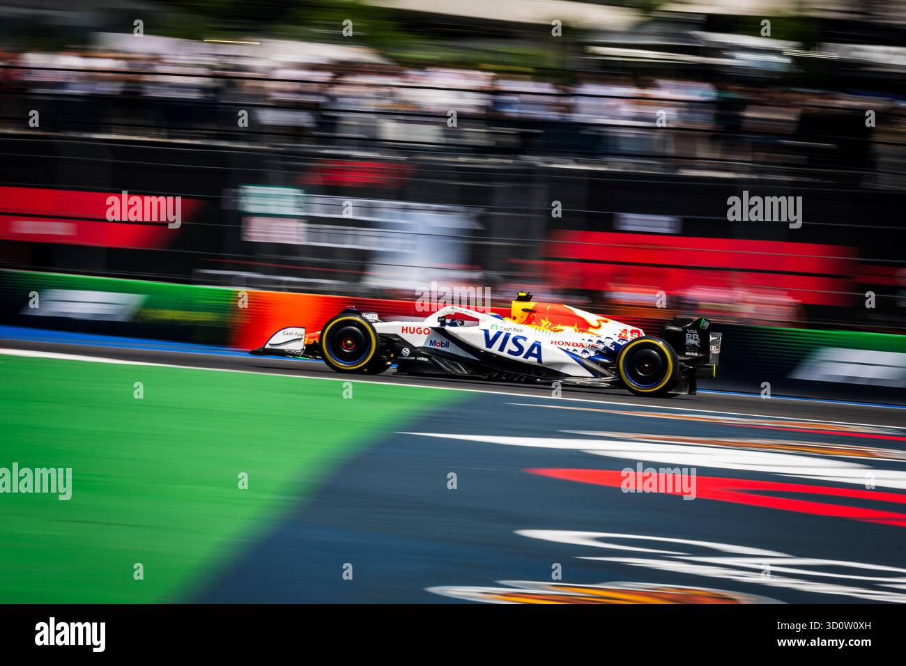 Autodromo Hermanos Rodriguez, Mexico, Mexique. 24 octobre 2025 ; Ayumu Iwasa du Japon et Visa Cash App RB Formula One Team pilote de réserve lors des essais libres 1 du Grand Prix du Mexique crédit : Jay Hirano/AFLO/Alamy Live News Banque D'Images