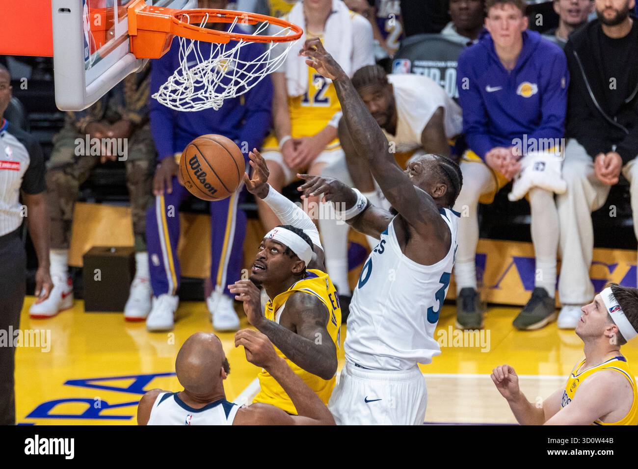 Los Angeles, Californie, États-Unis. 24 octobre 2025. Julius Randle des Timberwolves du Minnesota (30) dunque contre Jarred Vanderbilt des Los Angeles Lakers (2) lors d'un match de basket-ball NBA, à Los Angeles le vendredi 24 octobre 2025. (Crédit image : © Ringo Chiu/ZUMA Press Wire) USAGE ÉDITORIAL SEULEMENT ! Non destiné à UN USAGE commercial ! Banque D'Images Los Angeles, Californie, États-Unis. 24 octobre 2025. Julius Randle des Timberwolves du Minnesota (30) dunque contre Jarred Vanderbilt des Los Angeles Lakers (2) lors d'un match de basket-ball NBA, à Los Angeles le vendredi 24 octobre 2025. (Crédit image : © Ringo Chiu/ZUMA Press Wire) USAGE ÉDITORIAL SEULEMENT ! Non destiné à UN USAGE commercial ! Banque D'Images