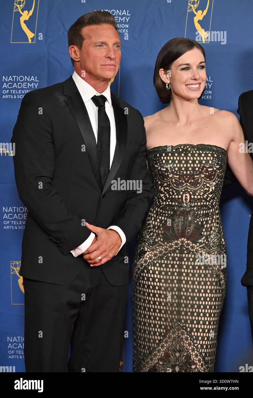 Pasadena, CA États-Unis. 17 octobre 2025. Steve Burton, Katelyn MacMullen à la 52e édition annuelle des Daytime Emmy Awards Banque D'Images