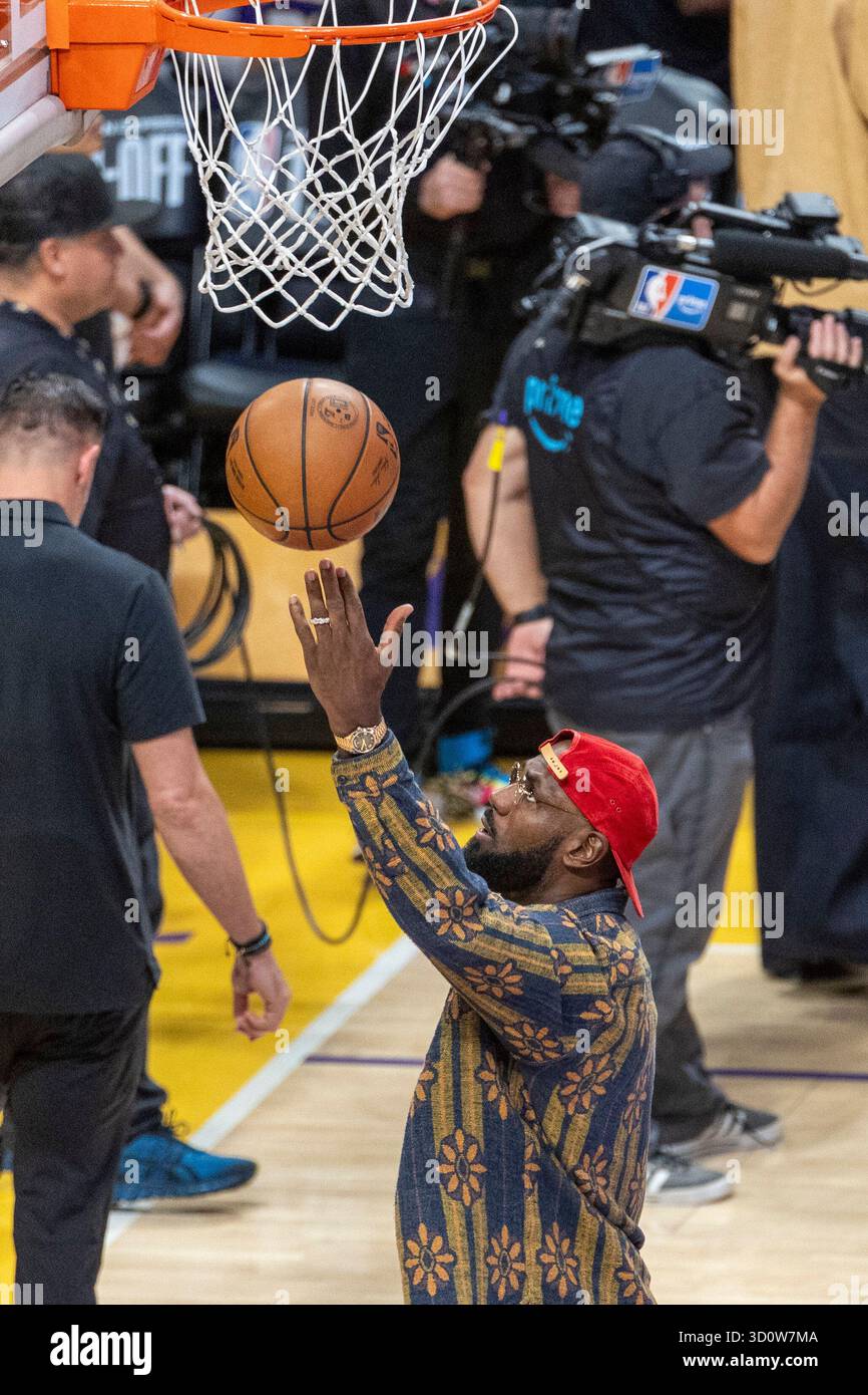 Los Angeles, Californie, États-Unis. 24 octobre 2025. LeBron James des Los Angeles Lakers (23 ans) dans un timeout lors d'un match de basket-ball NBA contre les Timberwolves du Minnesota, à Los Angeles le vendredi 24 octobre 2025. (Crédit image : © Ringo Chiu/ZUMA Press Wire) USAGE ÉDITORIAL SEULEMENT ! Non destiné à UN USAGE commercial ! Banque D'Images Los Angeles, Californie, États-Unis. 24 octobre 2025. LeBron James des Los Angeles Lakers (23 ans) dans un timeout lors d'un match de basket-ball NBA contre les Timberwolves du Minnesota, à Los Angeles le vendredi 24 octobre 2025. (Crédit image : © Ringo Chiu/ZUMA Press Wire) USAGE ÉDITORIAL SEULEMENT ! Non destiné à UN USAGE commercial ! Banque D'Images