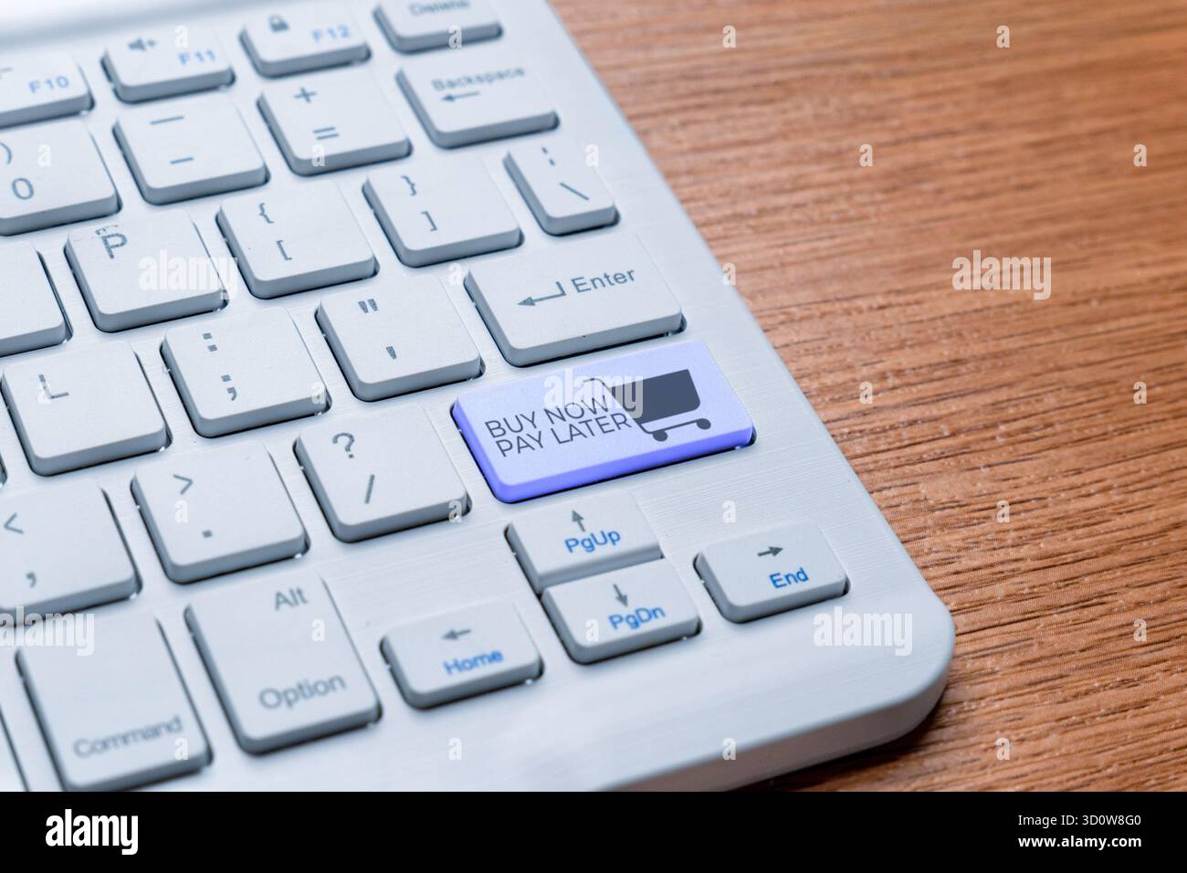 Une touche du clavier intitulée « ACHETER MAINTENANT, PAYER PLUS TARD » avec une icône de panier. Options de paiement échelonné dans le concept de commerce électronique et d'achat en ligne. Banque D'Images