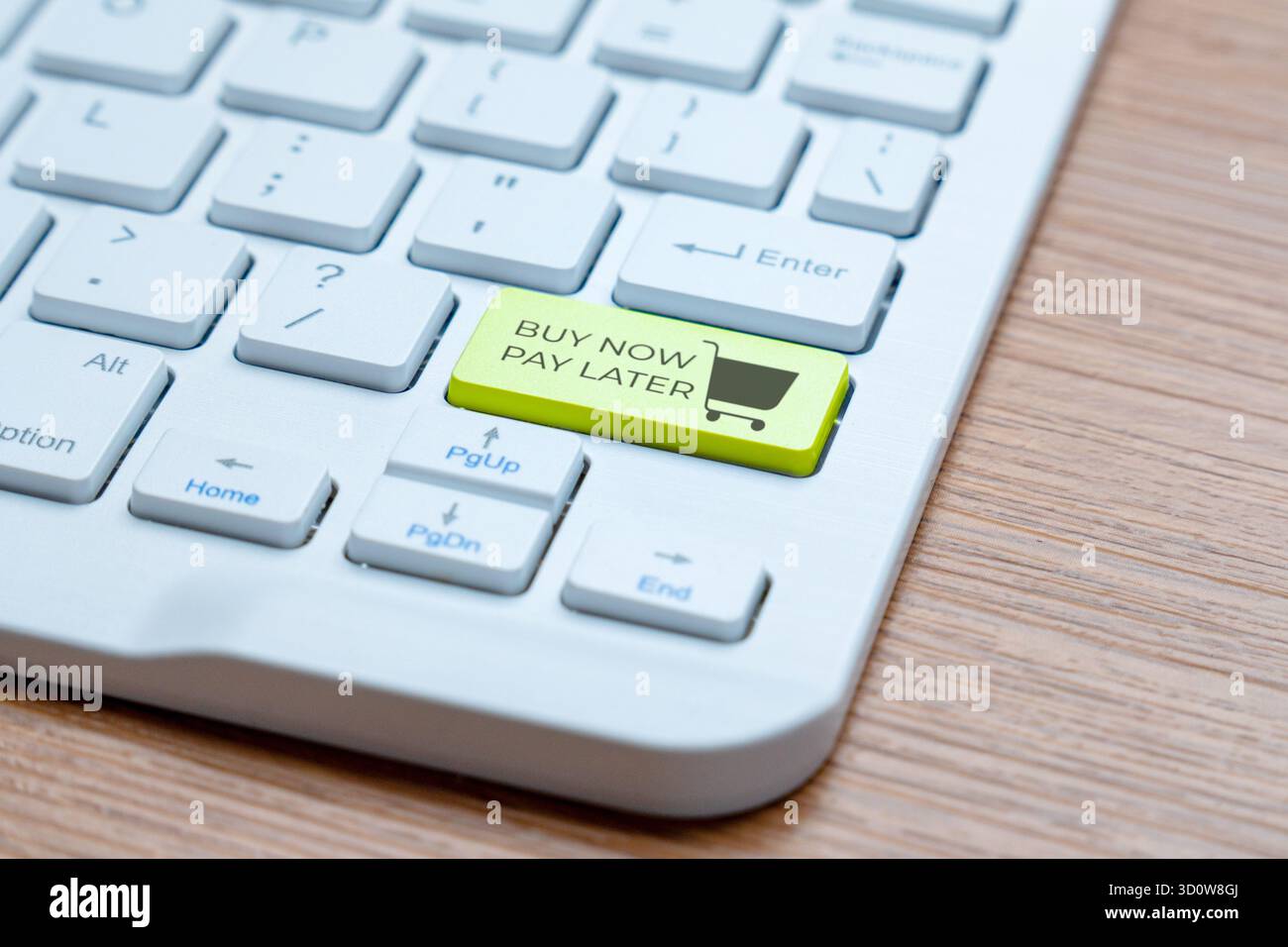 Une touche du clavier intitulée « ACHETER MAINTENANT, PAYER PLUS TARD » avec une icône de panier. Options de paiement échelonné dans le concept de commerce électronique et d'achat en ligne. Banque D'Images