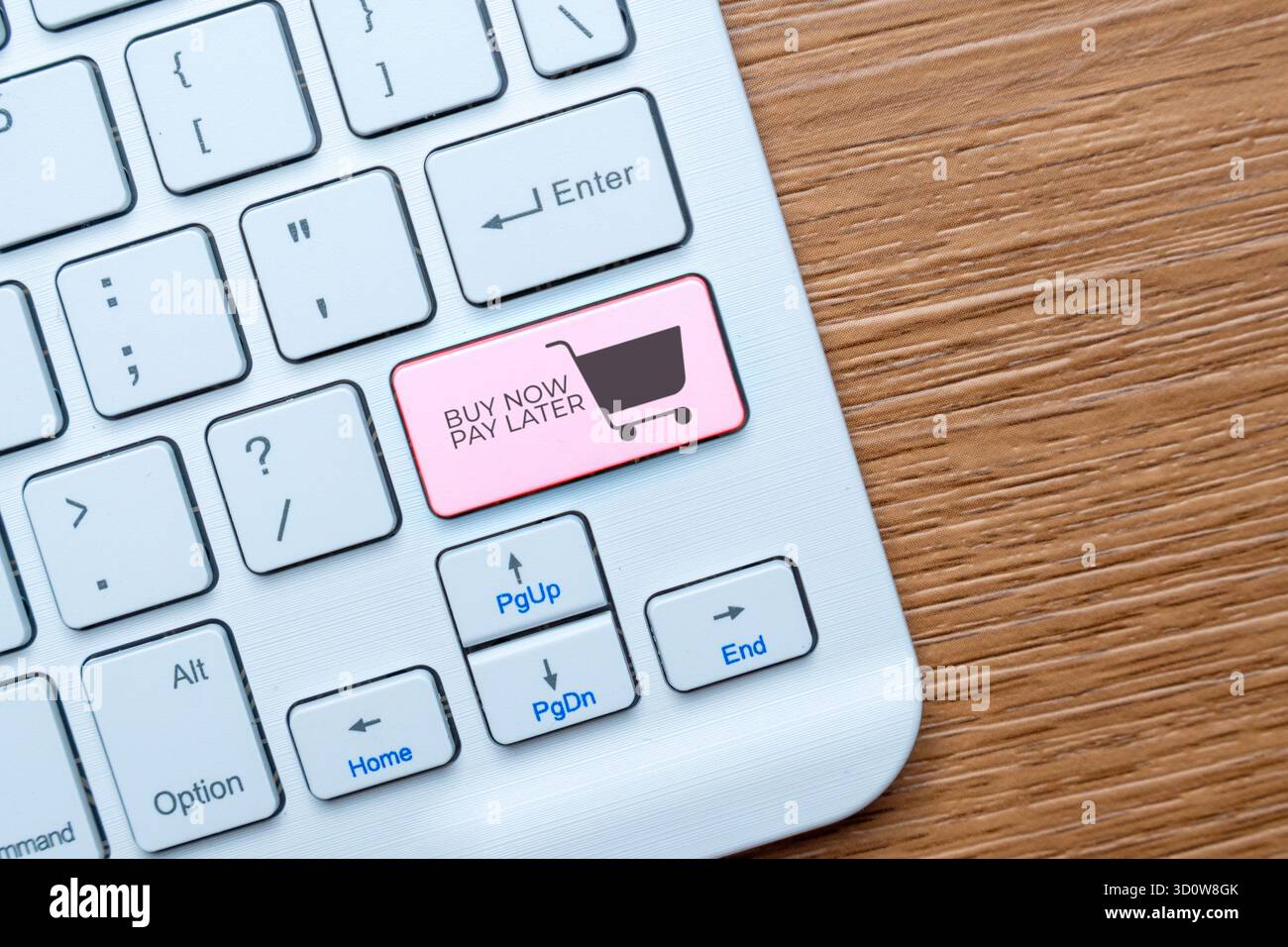 Une touche du clavier intitulée « ACHETER MAINTENANT, PAYER PLUS TARD » avec une icône de panier. Options de paiement échelonné dans le concept de commerce électronique et d'achat en ligne. Banque D'Images