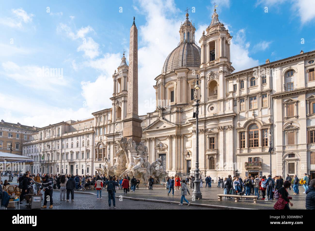 Piazza Navona avec Fontaine des quatre Rivières et Sant’Agnese à Agone Banque D'Images