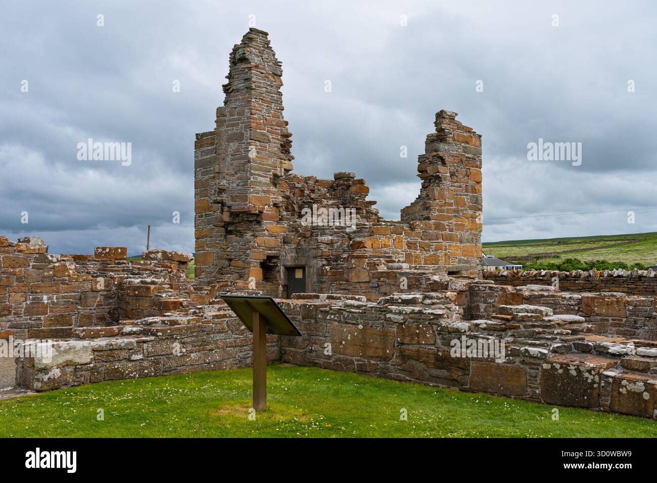 Ruines du palais du comte à Birsay, Orcades avec des cieux spectaculaires Banque D'Images