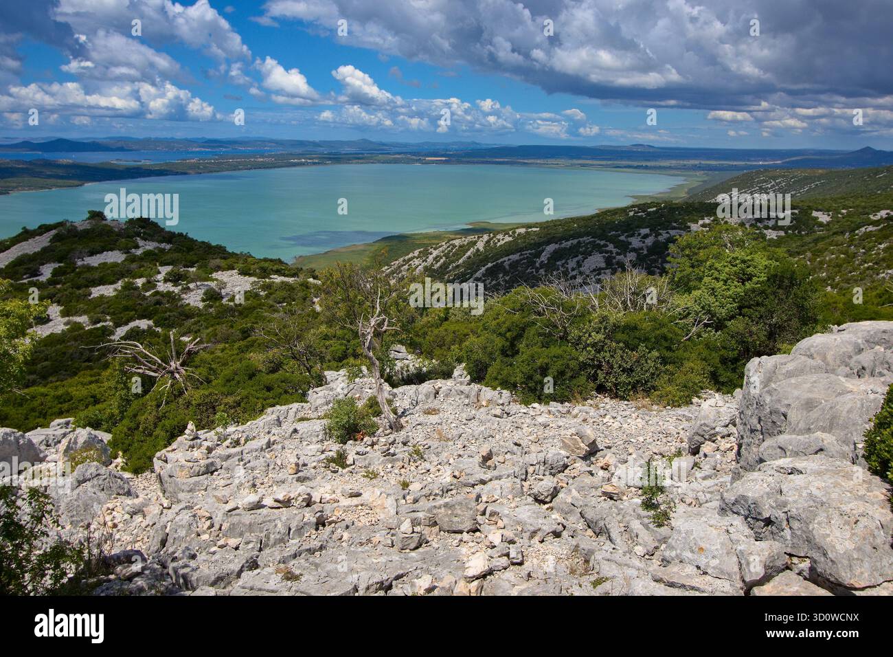 Colline de Kamenjak - vue sur le lac Vrana (Vransko jezero), Radašinovci, Zadar, Croatie Banque D'Images