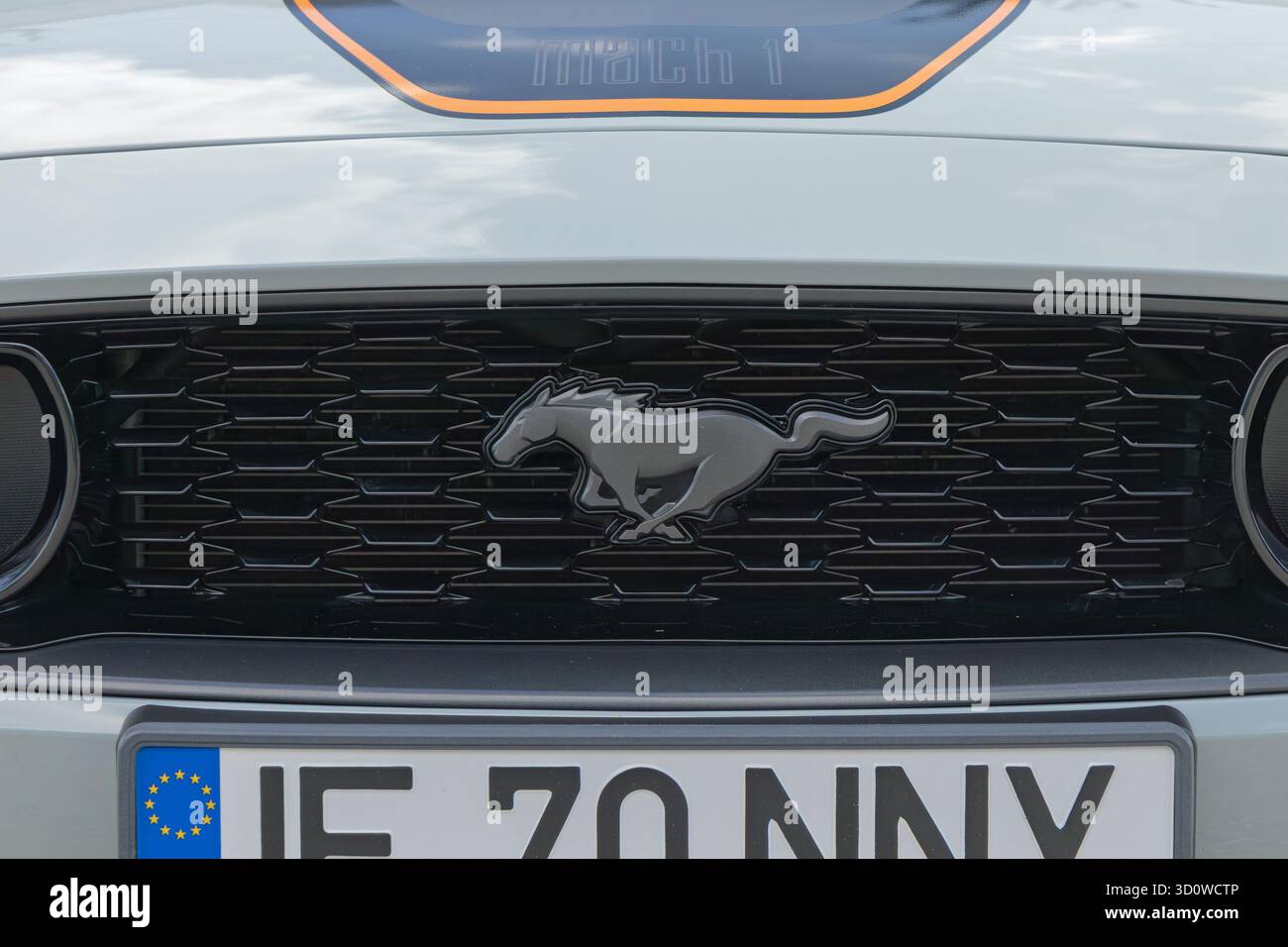 Logo Real Ford Mustang Mach 1 sur la calandre de la vraie voiture Banque D'Images