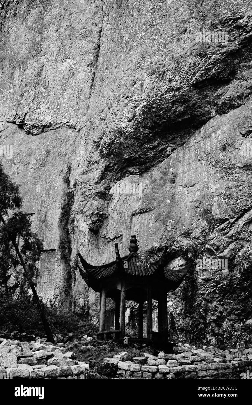 Montagnes de Yandang, comté de Yueqing, Wenzhou (Zhejiang), Chine : inscriptions sur les falaises d'une cascade de dragon géant dans la zone pittoresque de Dalongqiu Banque D'Images