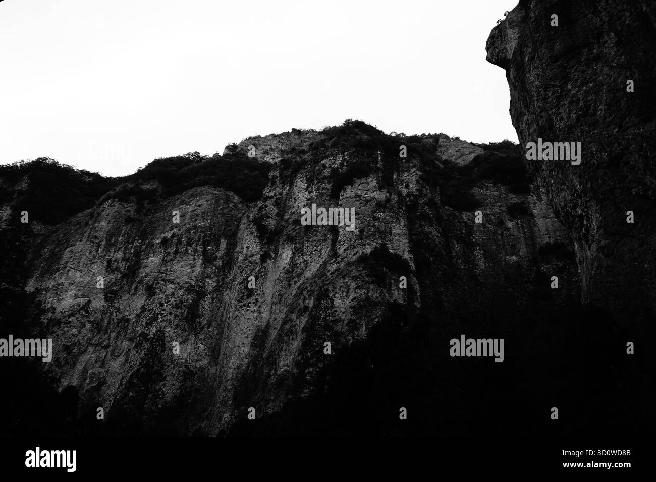 Montagnes de Yandang, comté de Yueqing, Wenzhou (Zhejiang), Chine : chute d'eau de dragon géant dans la zone pittoresque de Dalongqiu Banque D'Images