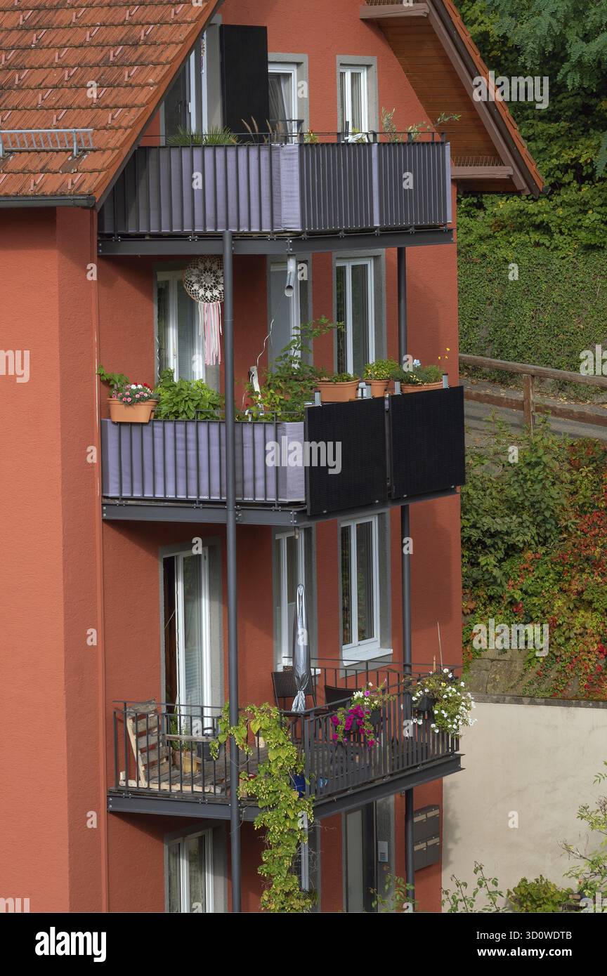 Façade à pignon pointu rouge et balcons avec décorations florales et panneaux solaires, Kempten, Allgaeu, Souabe, Bavière, Allemagne Banque D'Images