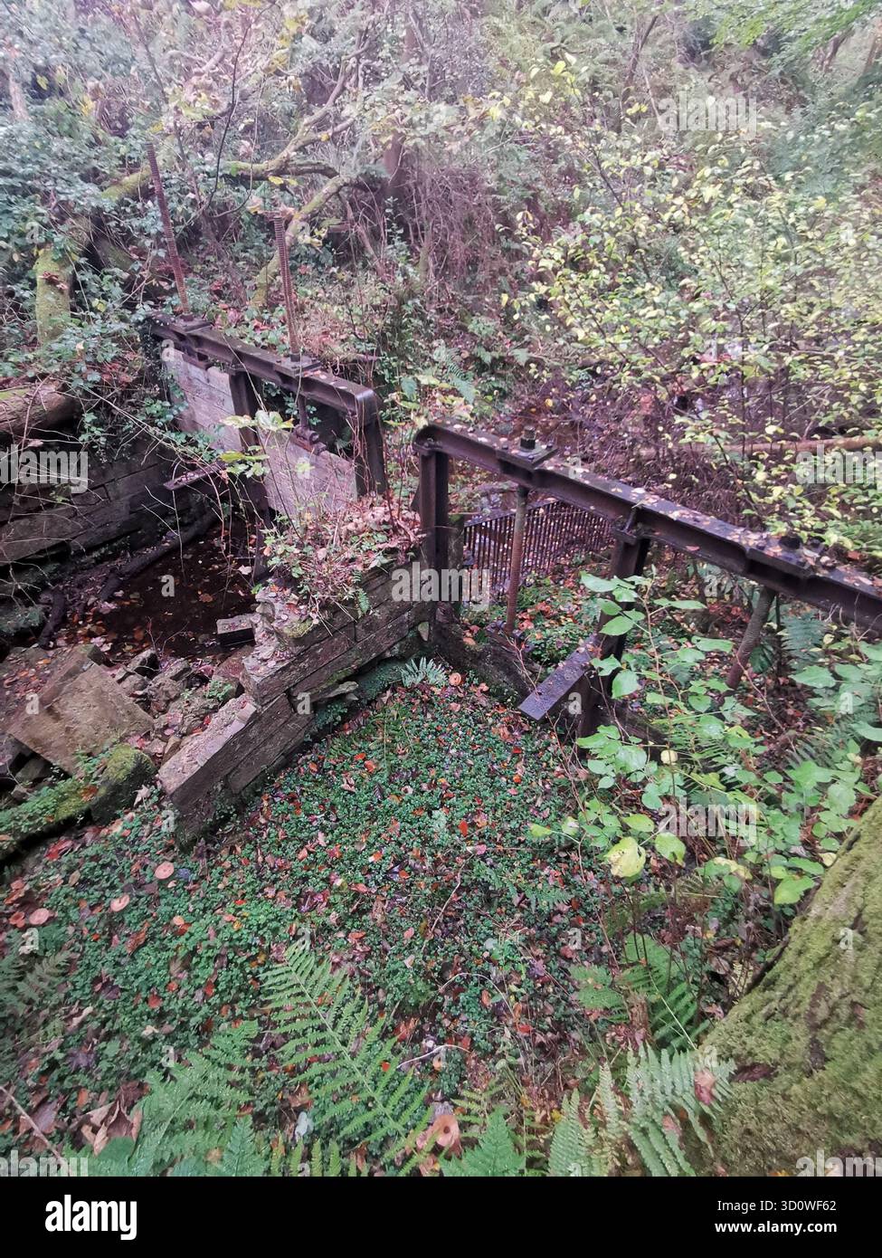 Porte de verrouillage en ruine sur Forestmill lade, Gartmorn Dam, Clackmannanshire - autrefois vitale pour le contrôle de l'énergie hydraulique, maintenant une relique en décomposition du patrimoine industriel. - Image de stock capturée avec un smartphone