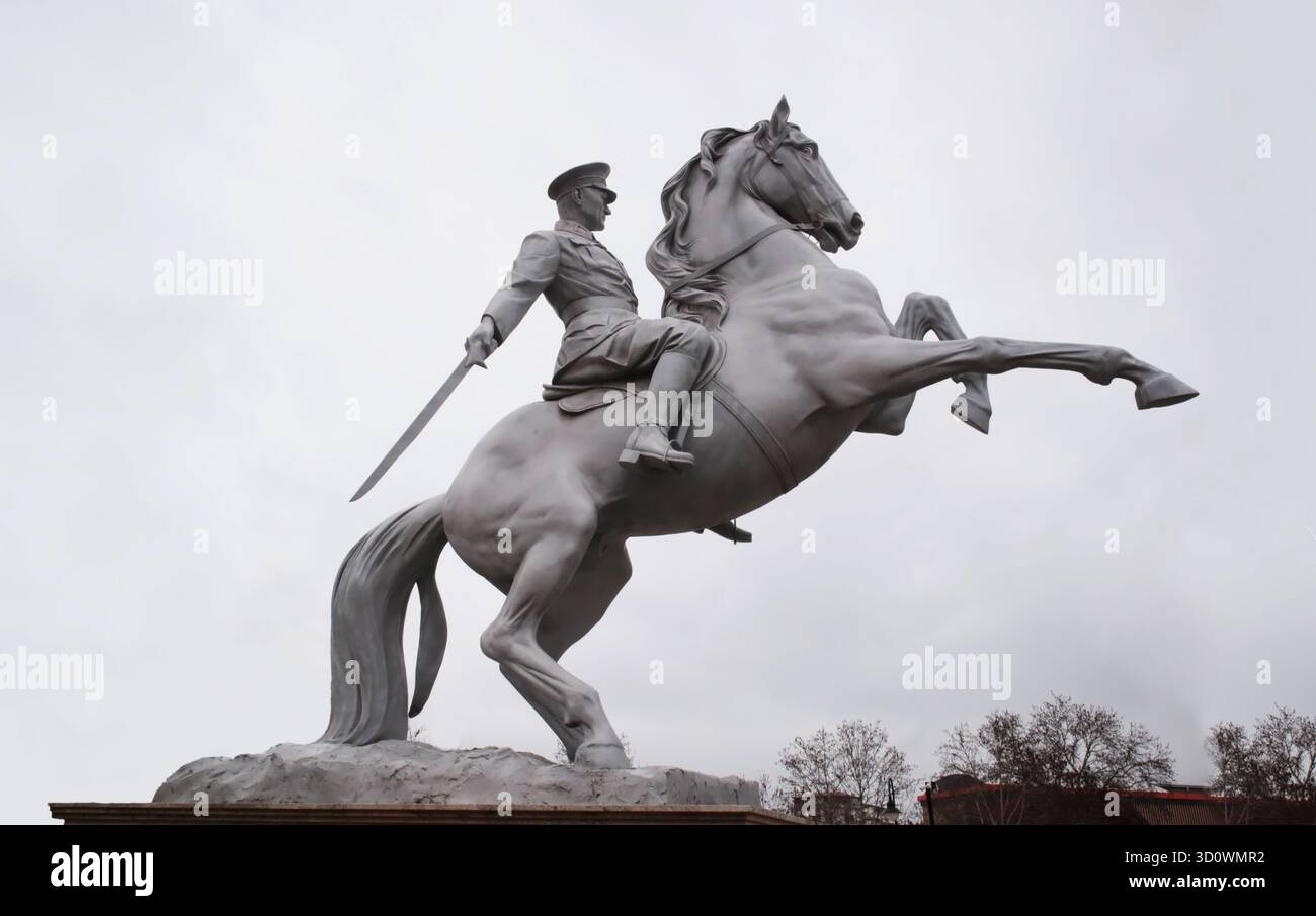 Bilecik,TURQUIE,02.09.2025 :Une statue de Mustafa Kemal Atatürk, le fondateur de la République de Türkiye, en uniforme militaire sur un cheval Banque D'Images