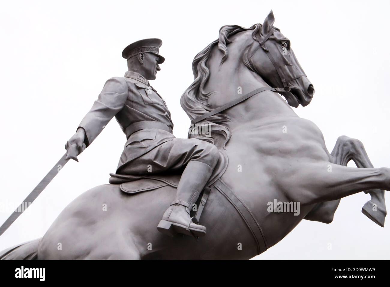 Bilecik,TURQUIE,02.09.2025 :Une statue de Mustafa Kemal Atatürk, le fondateur de la République de Türkiye, en uniforme militaire sur un cheval Banque D'Images