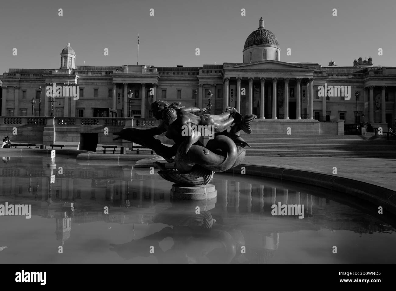 Touristes et habitants de Trafalgar Square, un monument historique de Londres avec la colonne Nelson et la National Gallery Banque D'Images