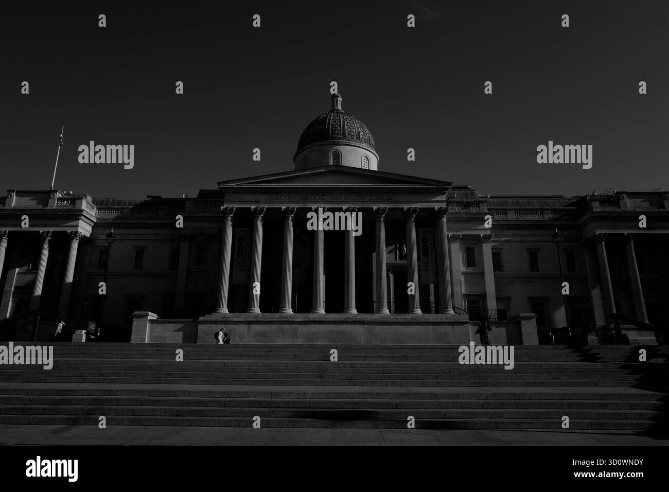 Touristes et habitants de Trafalgar Square, un monument historique de Londres avec la colonne Nelson et la National Gallery Banque D'Images