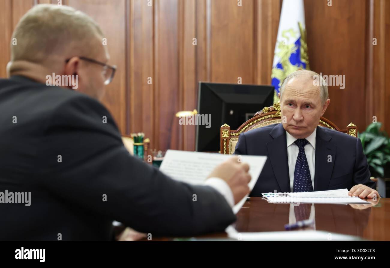 Moscou, Russie. 24 octobre 2025. Le président russe Vladimir Poutine, à droite, écoute le chef du Service fédéral des douanes Valery Pikalev, à gauche, livrer son rapport lors d’une réunion en face à face au Kremlin, le 24 octobre 2025 à Moscou, en Russie. Crédit : Alexander Kazakov/Kremlin Pool/Alamy Live News Banque D'Images