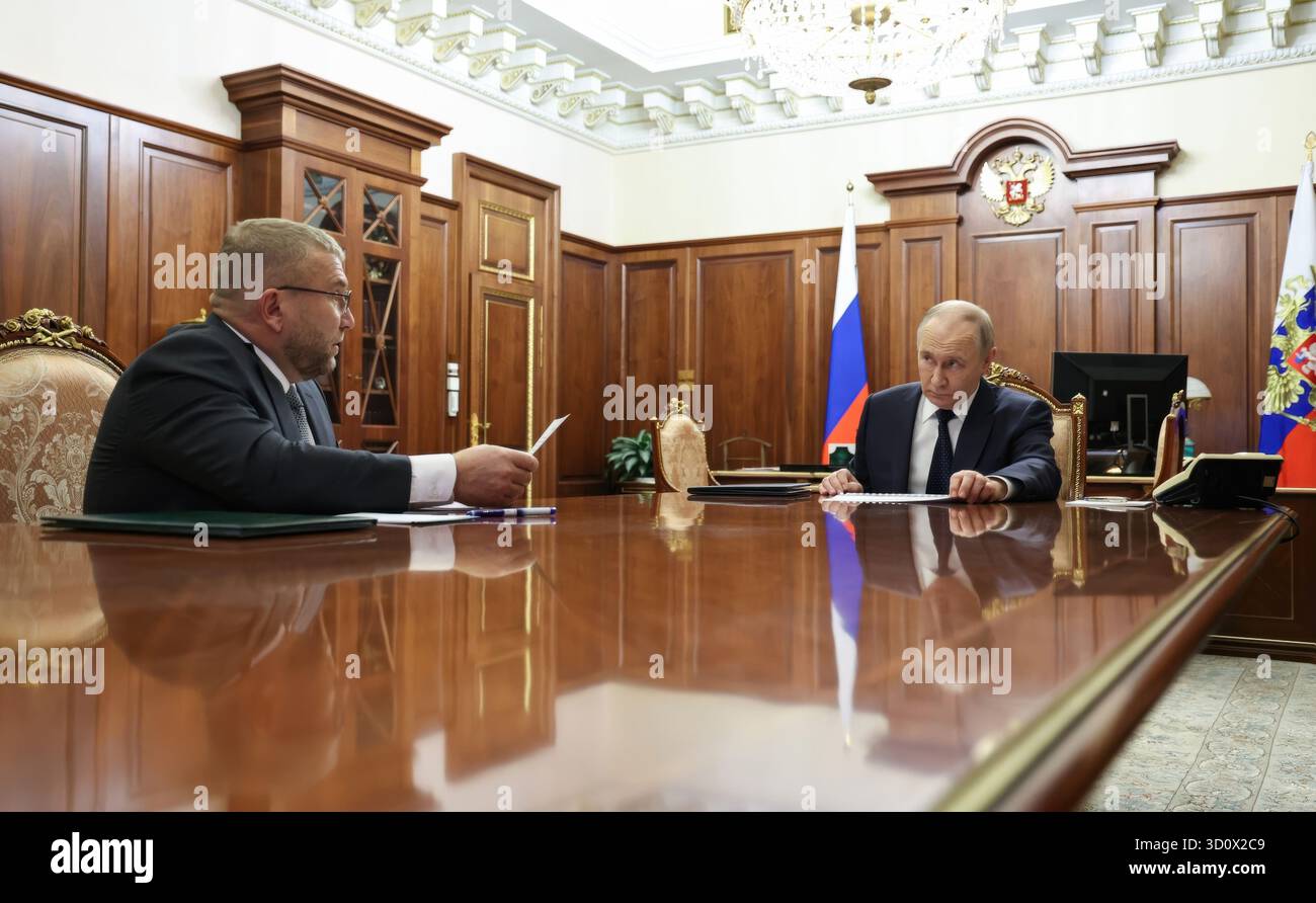 Moscou, Russie. 24 octobre 2025. Le président russe Vladimir Poutine, à droite, écoute le chef du Service fédéral des douanes Valery Pikalev, à gauche, livrer son rapport lors d’une réunion en face à face au Kremlin, le 24 octobre 2025 à Moscou, en Russie. Crédit : Alexander Kazakov/Kremlin Pool/Alamy Live News Banque D'Images