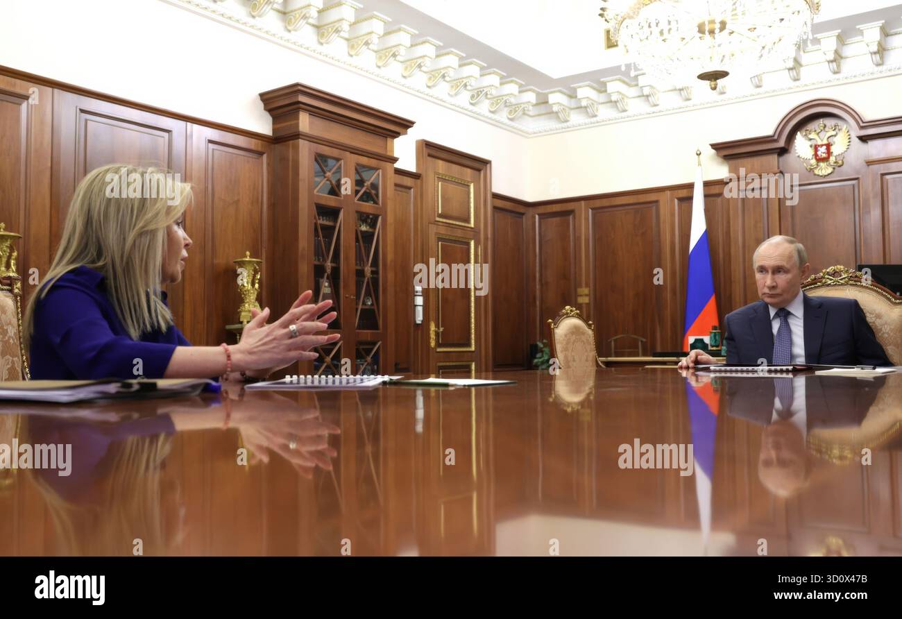 Moscou, Russie. 21 octobre 2025. Le président russe Vladimir Poutine, à droite, écoute le chef du Service fédéral de supervision des ressources naturelles, Svetlana Radionova, à gauche, livrer son rapport lors d’une réunion en face à face au Kremlin, le 21 octobre 2025 à Moscou, en Russie. Crédit : Alexander Kazakov/Kremlin Pool/Alamy Live News Banque D'Images