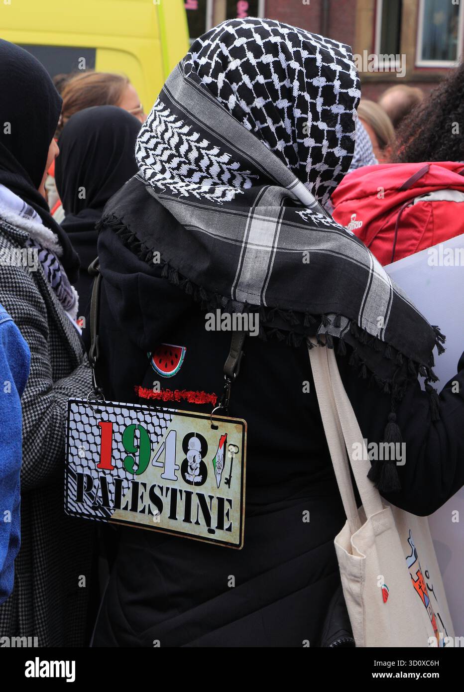 Femme portant un Keffiyeh et un 1948 Palestine Sign lors d'une manifestation de solidarité palestinienne à Amsterdam, le 5 octobre 2025 Banque D'Images