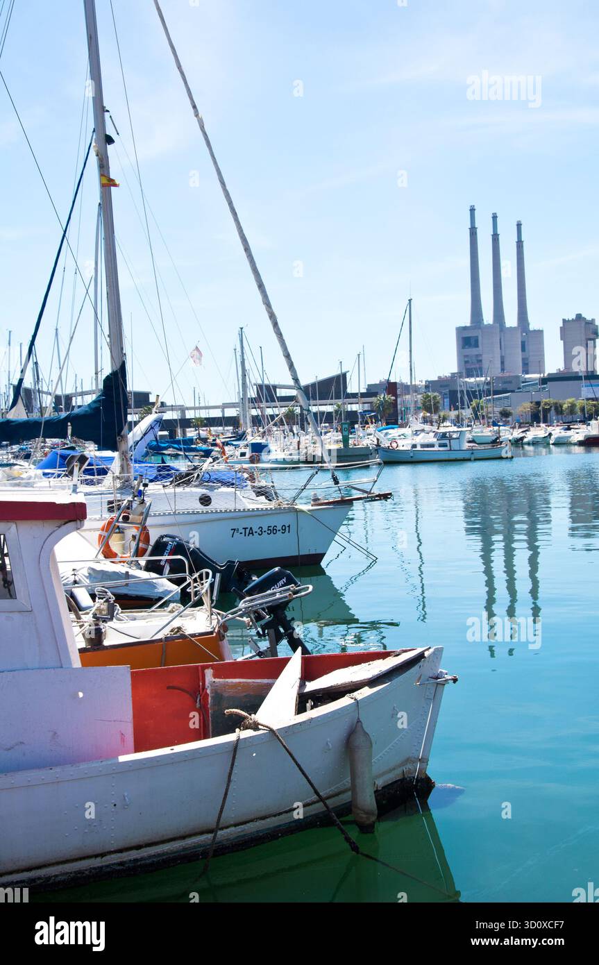 Port de Badalona avec la centrale thermique en arrière-plan, Barcelone, Espagne Banque D'Images