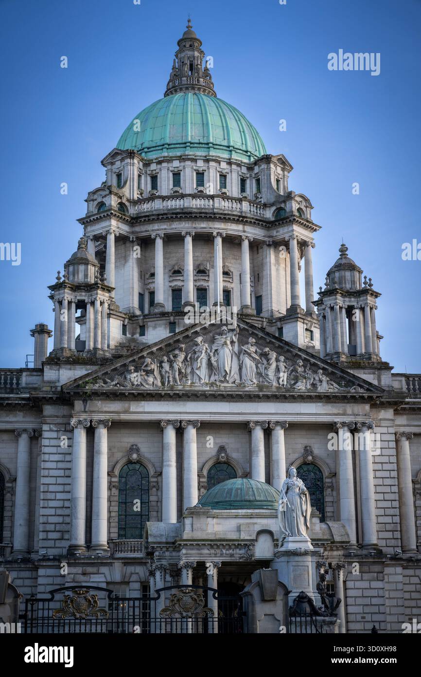 Vue de l'hôtel de ville de Belfast en Irlande du Nord, capturée dans la lumière du soleil en fin d'après-midi avec un ciel bleu clair, soulignant son architecture historique A. Banque D'Images