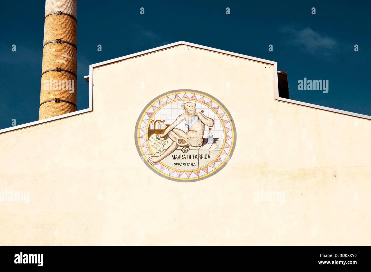 La façade restaurée de l'emblématique usine Anís del Mono avec le logo du singe tenant une bouteille de liqueur d'anis, plage Badalona, Barcel Banque D'Images