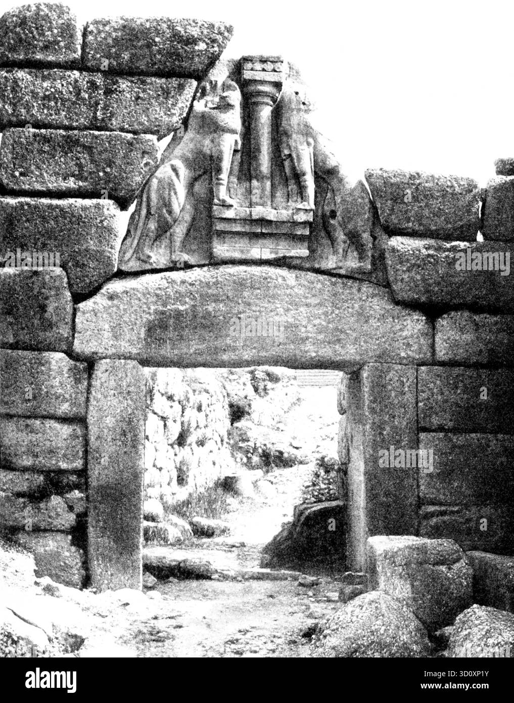 La porte du Lion est le nom moderne populaire pour l'entrée principale de la citadelle de Mycènes de l'âge du bronze dans le sud de la Grèce. Il a été érigé au XIIIe siècle av. J.-C., vers 1250 av. J.-C., dans le côté nord-ouest de l'acropole. Banque D'Images