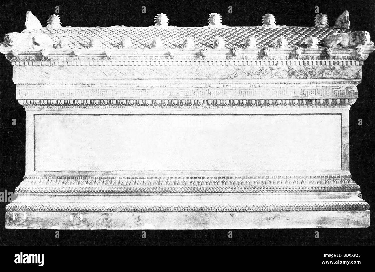 Le sarcophage d'Alexandre est un sarcophage hellénistique en pierre de la fin du IVe siècle av. J.-C., originaire de la nécropole royale d'Ayaa près de Sidon, au Liban. Il est orné de sculptures en haut-relief d'Alexandre le Grand et de récits historiques et mythologiques défilants. Le sarcophage censé contenir Alexandre le Grand est situé au Musée archéologique d'Istanbul en Turquie. On pense maintenant qu'il appartient à Abdalonymus, roi de Sidon, qui est devenu roi de Sidon sous Alexandre le Grand en 332 av. J.-C.. Il a été découvert à Sidon en 1887. Banque D'Images