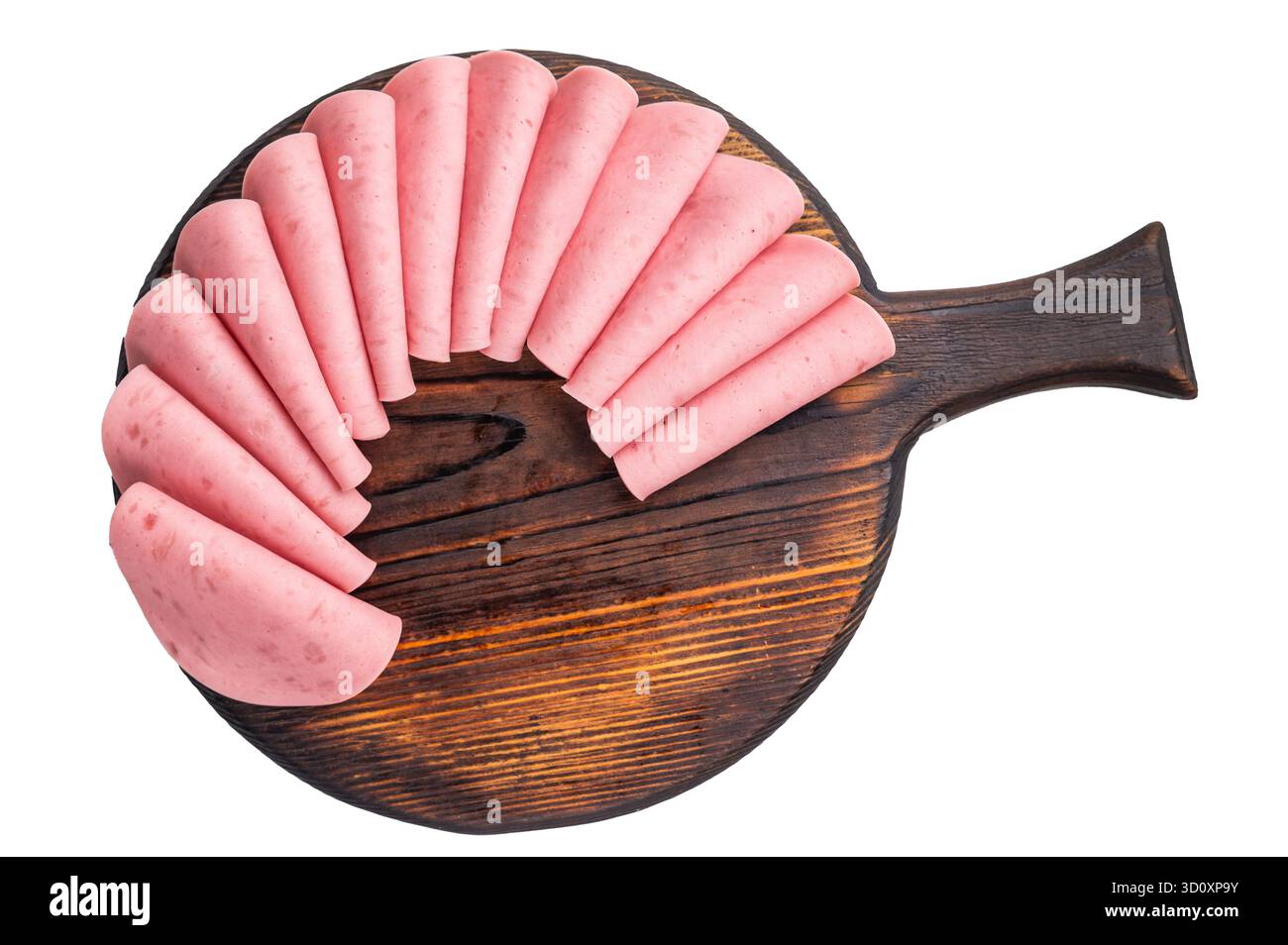 Les tranches d'ologna ou de Mortadella sont pliées en éventail et magnifiquement disposées sur une planche à découper en bois sombre et rustique Banque D'Images
