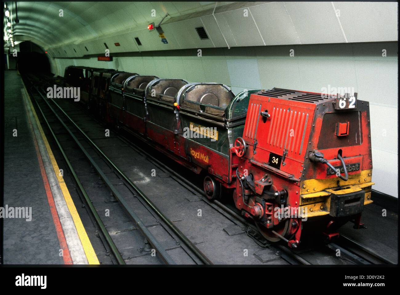 Train postal traversant les tunnels souterrains de Mount Pleasant, Londres, au début des années 1990 Banque D'Images