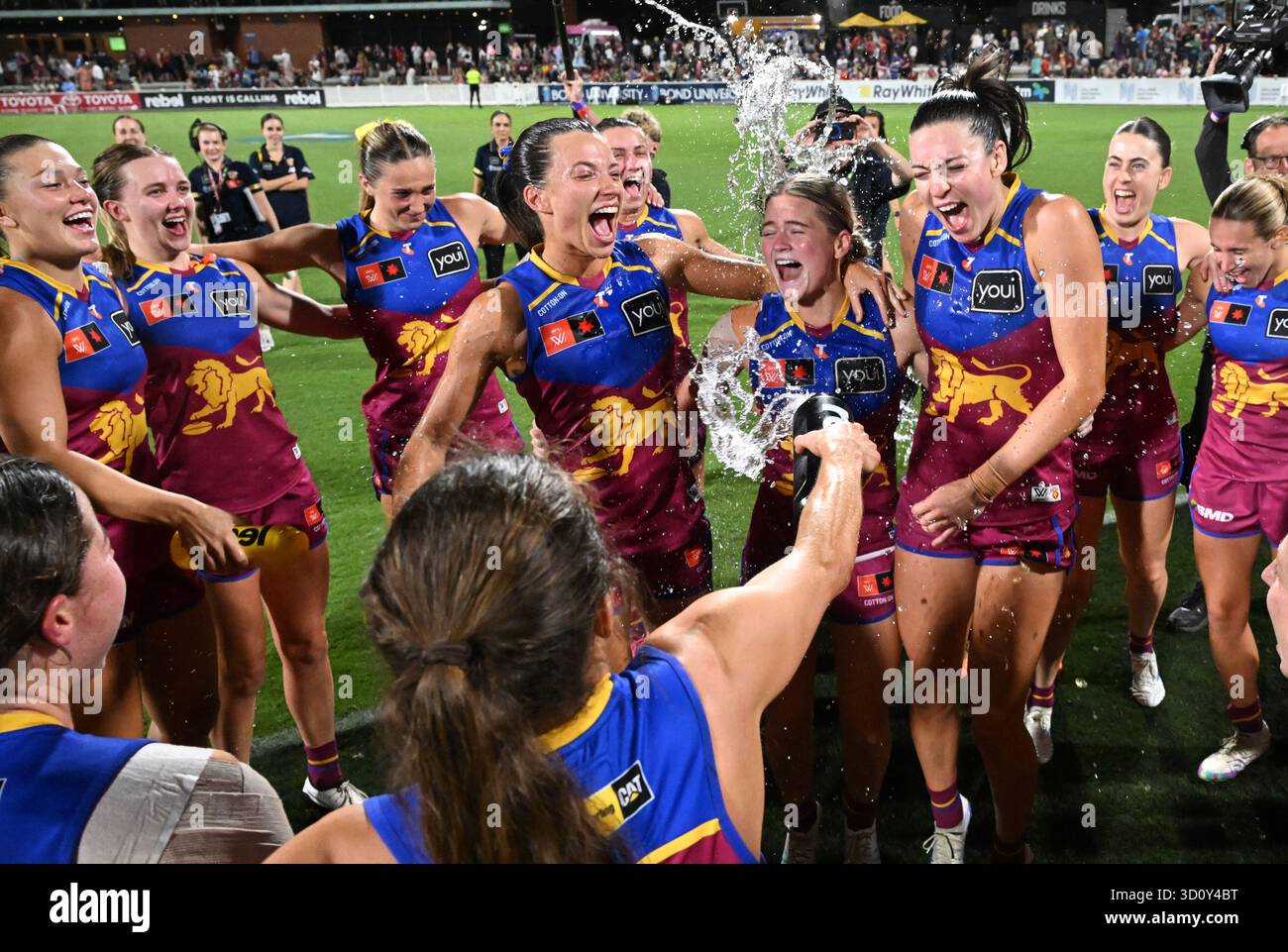 Brisbane, Australie. 25 octobre 2025. Les joueurs des Lions célèbrent leur victoire lors du match AFLW Round 11 entre les Lions de Brisbane et les Melbourne Demons au Brighton Homes Arena Springfield à Brisbane, samedi 25 octobre 2025. (AAP image/Darren England) PAS D'ARCHIVAGE, USAGE ÉDITORIAL UNIQUEMENT crédit : Australian Associated Press/Alamy Live News Banque D'Images