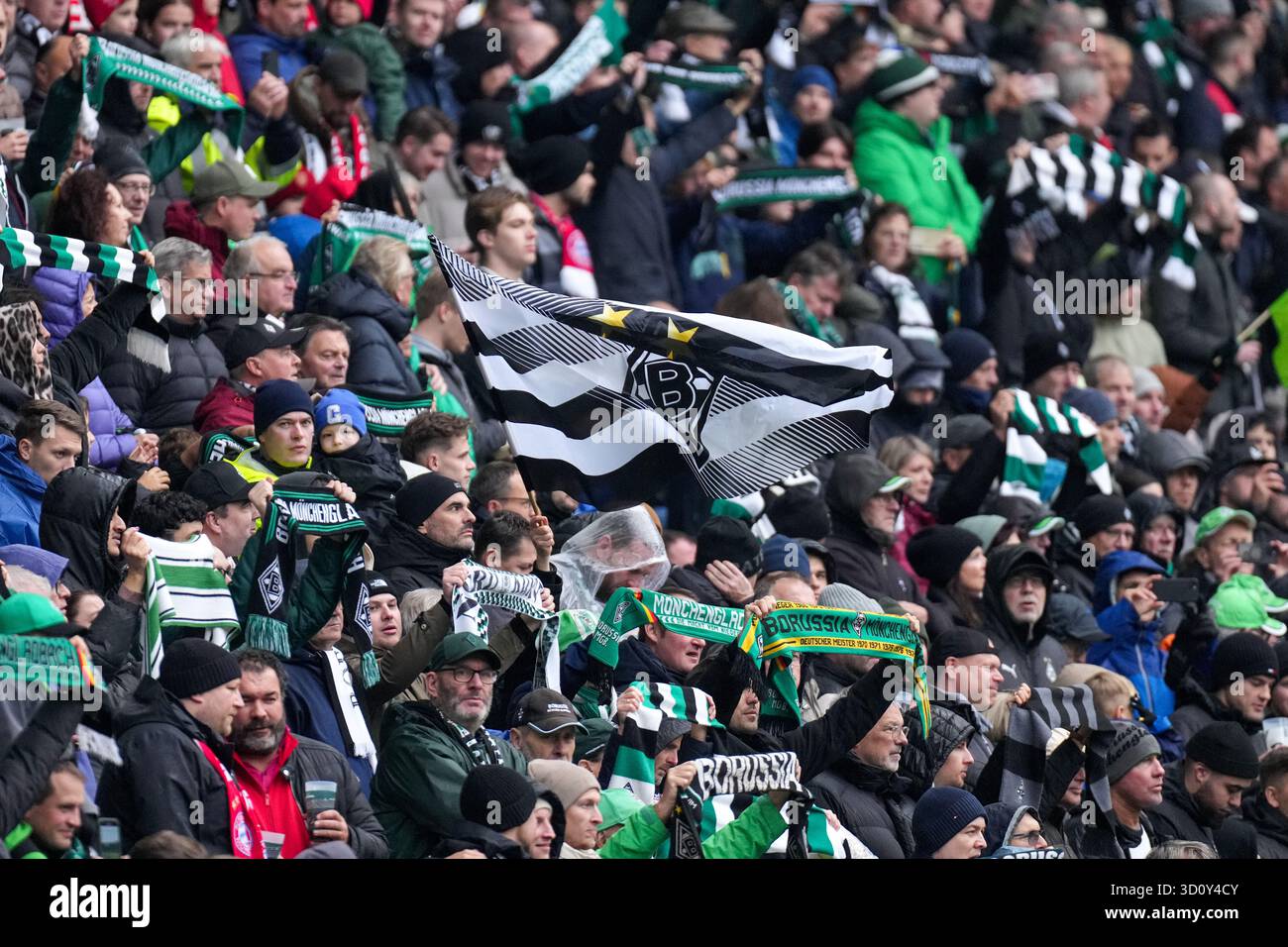 Moenchengladbach, Allemagne. 25 octobre 2025. MOENCHENGLADBACH, ALLEMAGNE - OCTOBRE 25 : les supporters du Borussia Monchengladbach lors du match de Bundesliga opposant le Borussia Monchengladbach au FC Bayern Munchen au Borussia-Park le 25 octobre 2025 à Moenchengladbach, Allemagne. (Photo de Joris Verwijst/Orange Pictures) crédit : Orange pics BV/Alamy Live News Banque D'Images