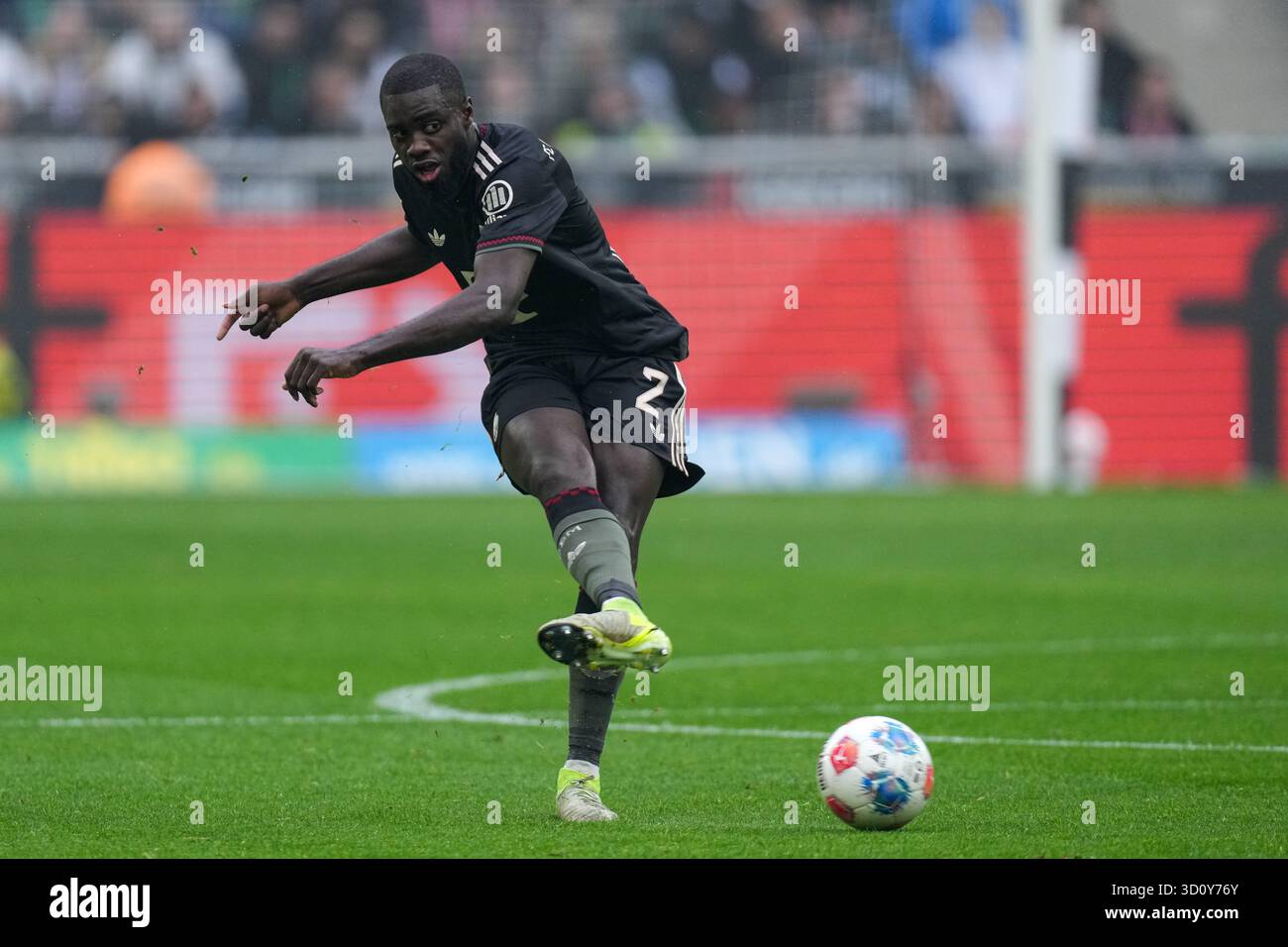 Moenchengladbach, Allemagne. 25 octobre 2025. MOENCHENGLADBACH, ALLEMAGNE - OCTOBRE 25 : Dayot Upamecano du FC Bayern Munchen passe le ballon lors du match de Bundesliga entre le Borussia Monchengladbach et le FC Bayern Munchen au Borussia-Park le 25 octobre 2025 à Moenchengladbach, Allemagne. (Photo de Joris Verwijst/Orange Pictures) crédit : Orange pics BV/Alamy Live News Banque D'Images