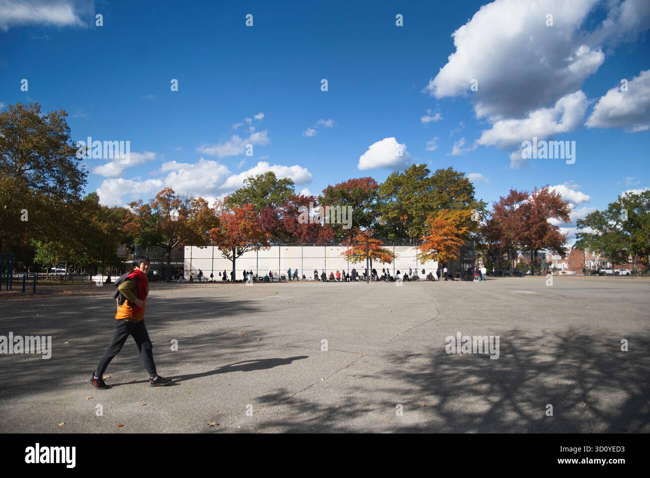 Terrain de handball Juniper Valley Park et ciel bleu avec nuages fin octobre Banque D'Images
