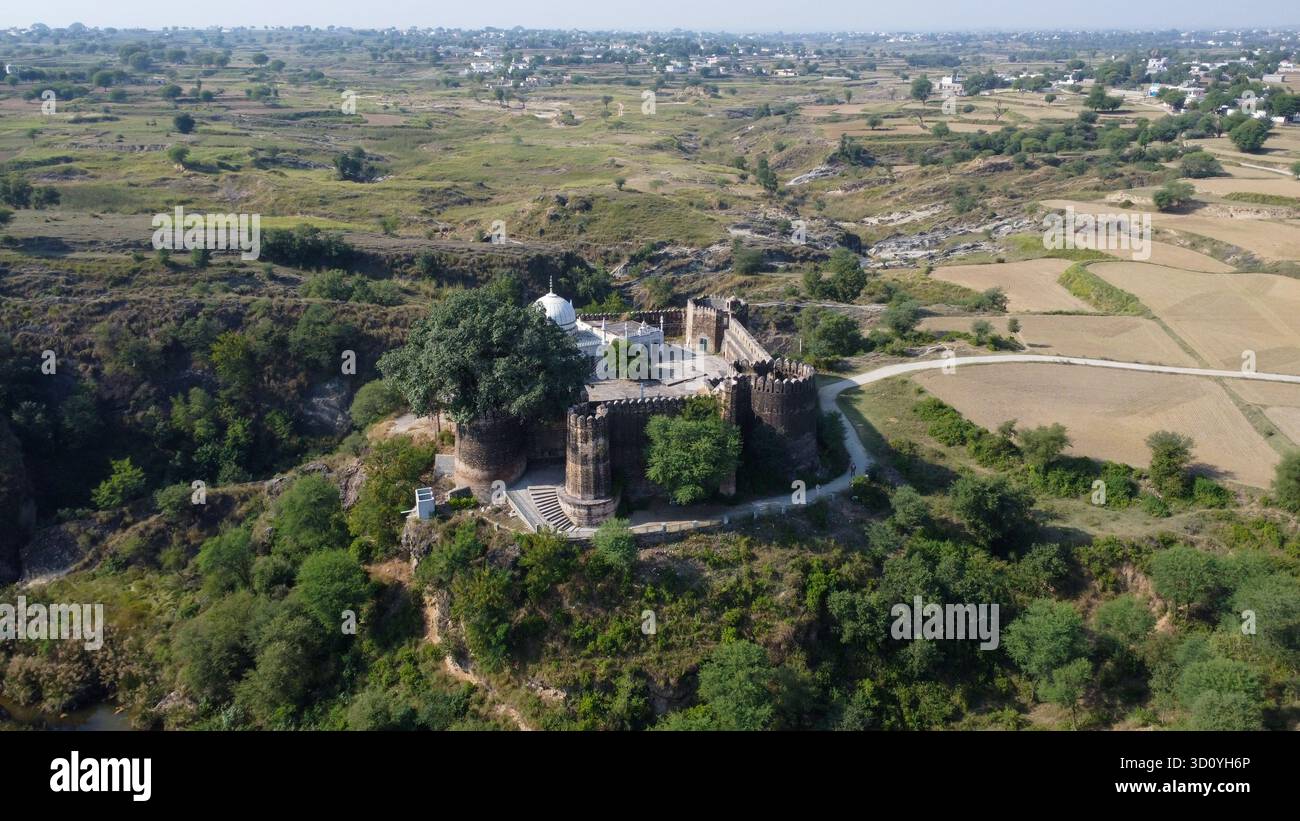 Vue aérienne du fort de Sangni entre jungle et terres agricoles Banque D'Images