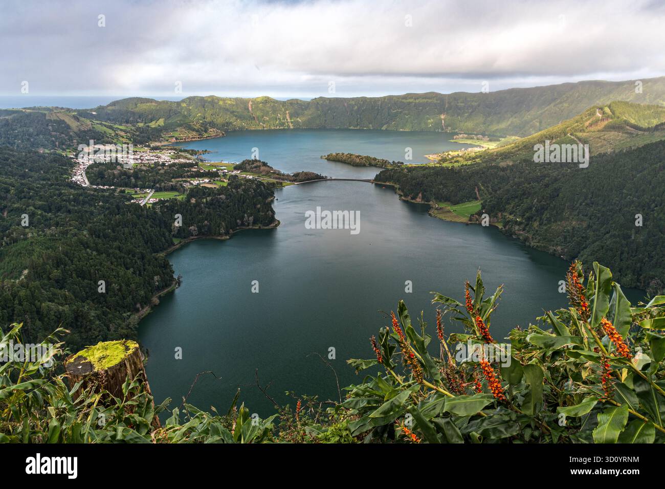 Les deux plus grands lacs de la caldeira Sete Cidades, Lagoa Verde au premier plan et Lagoa Azul en arrière-plan ; île Sao Miguel, archipel des Açores Banque D'Images