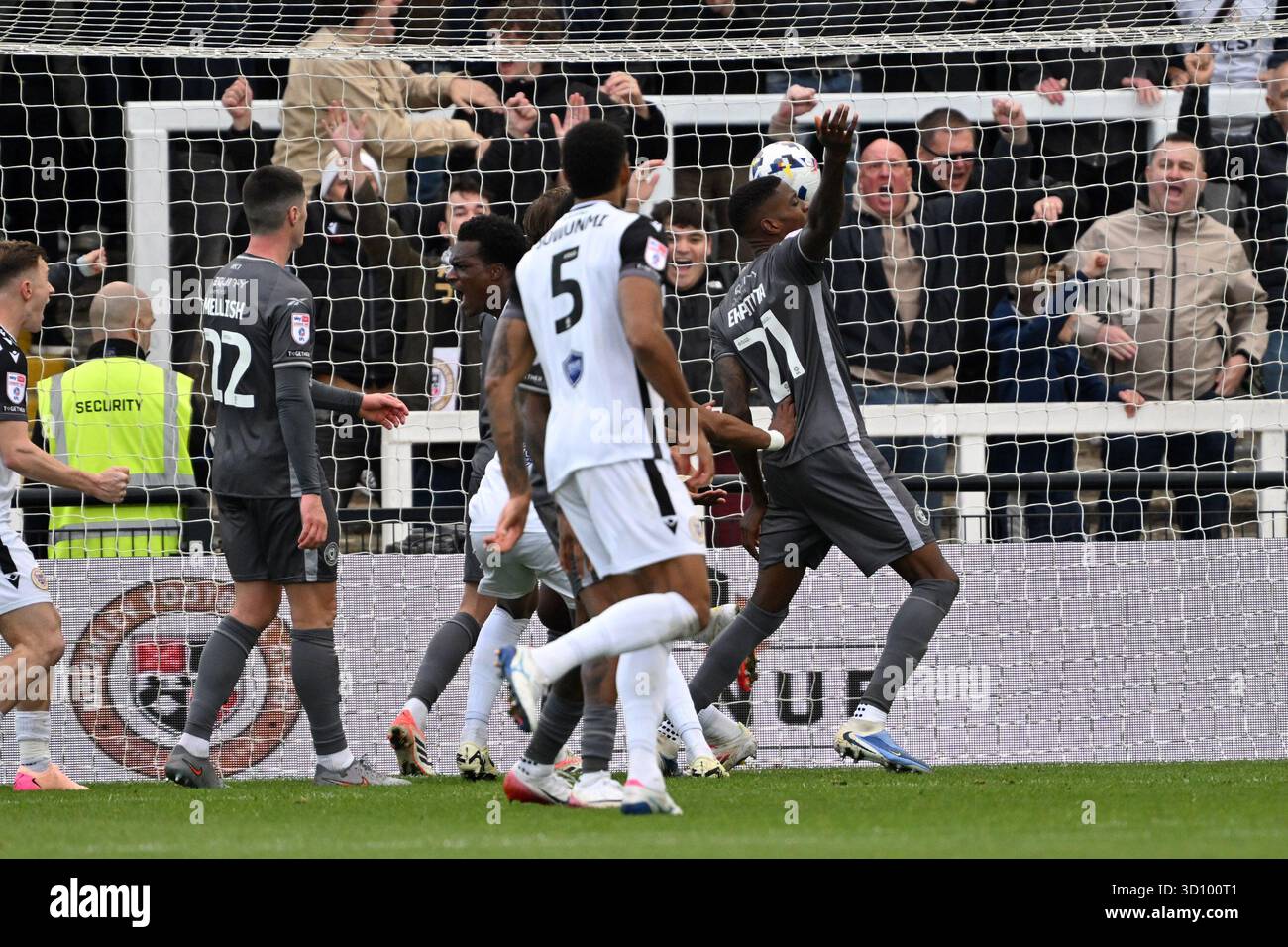 Londres, Angleterre, 25 octobre 2025 : Deji Elerewe de Bromley marque l'égaliseur lors du match de Ligue 2 entre Bromley et Milton Keynes dons à Hayes Lane, Bromley Credit : Keith Gillard/Alamy Live News Banque D'Images