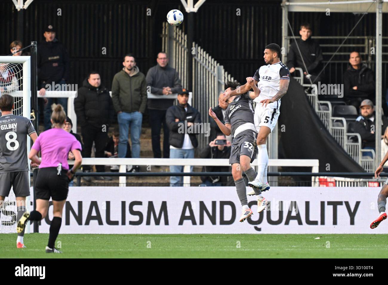 Londres, Angleterre, le 25 octobre 2025 : Omar Sowunmi de Bromley mène le but gagnant lors du match de Ligue 2 entre Bromley et Milton Keynes dons à Hayes Lane, Bromley Credit : Keith Gillard/Alamy Live News Banque D'Images