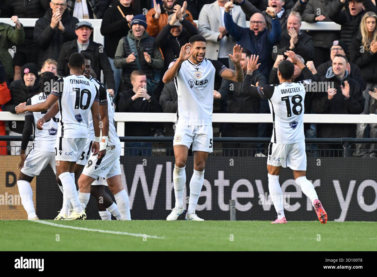 Londres, Angleterre, le 25 octobre 2025 : Omar Sowunmi de Bromley célèbre avoir mis son côté 2-1 lors du match de Ligue 2 entre Bromley et Milton Keynes dons à Hayes Lane, Bromley Credit : Keith Gillard/Alamy Live News Banque D'Images