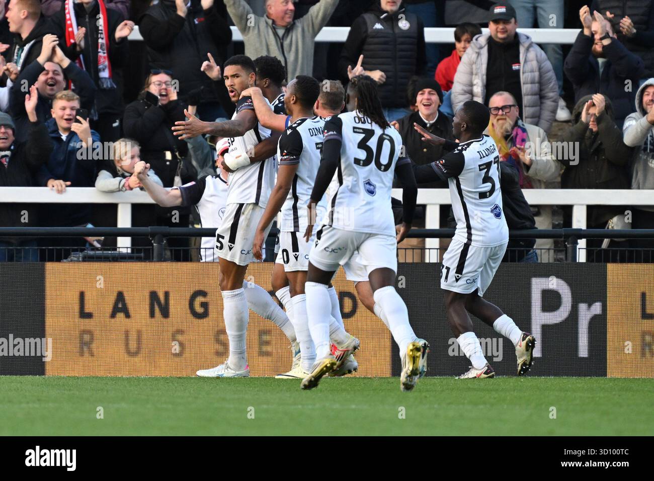 Londres, Angleterre, le 25 octobre 2025 : Omar Sowunmi de Bromley célèbre avoir mis son côté 2-1 lors du match de Ligue 2 entre Bromley et Milton Keynes dons à Hayes Lane, Bromley Credit : Keith Gillard/Alamy Live News Banque D'Images