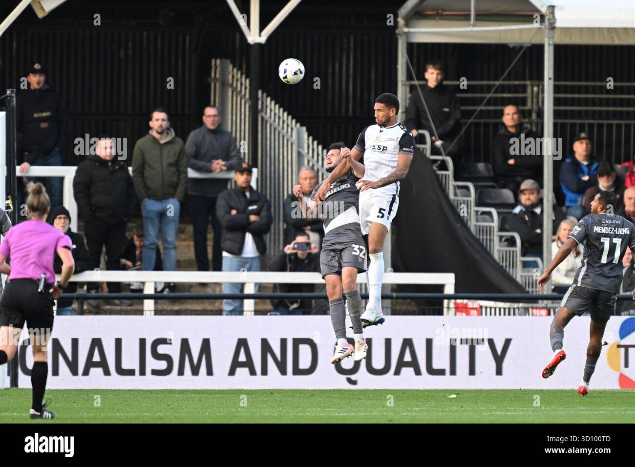 Londres, Angleterre, le 25 octobre 2025 : Omar Sowunmi de Bromley mène le but gagnant lors du match de Ligue 2 entre Bromley et Milton Keynes dons à Hayes Lane, Bromley Credit : Keith Gillard/Alamy Live News Banque D'Images