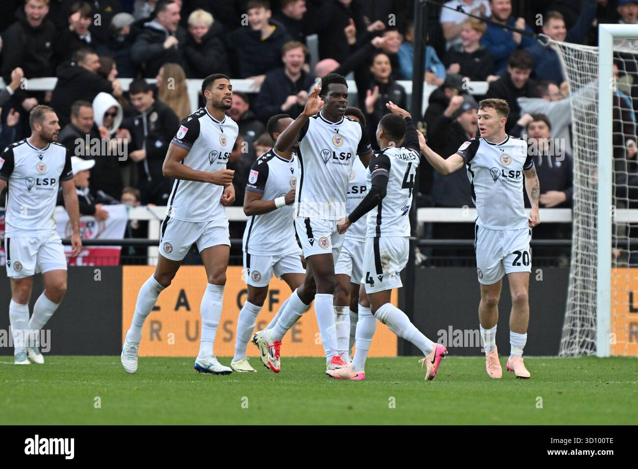 Londres, Angleterre, le 25 octobre 2025 : Deji Elerewe de Bromley célèbre avoir marqué lors du match de Ligue 2 entre Bromley et Milton Keynes dons à Hayes Lane, Bromley Credit : Keith Gillard/Alamy Live News Banque D'Images