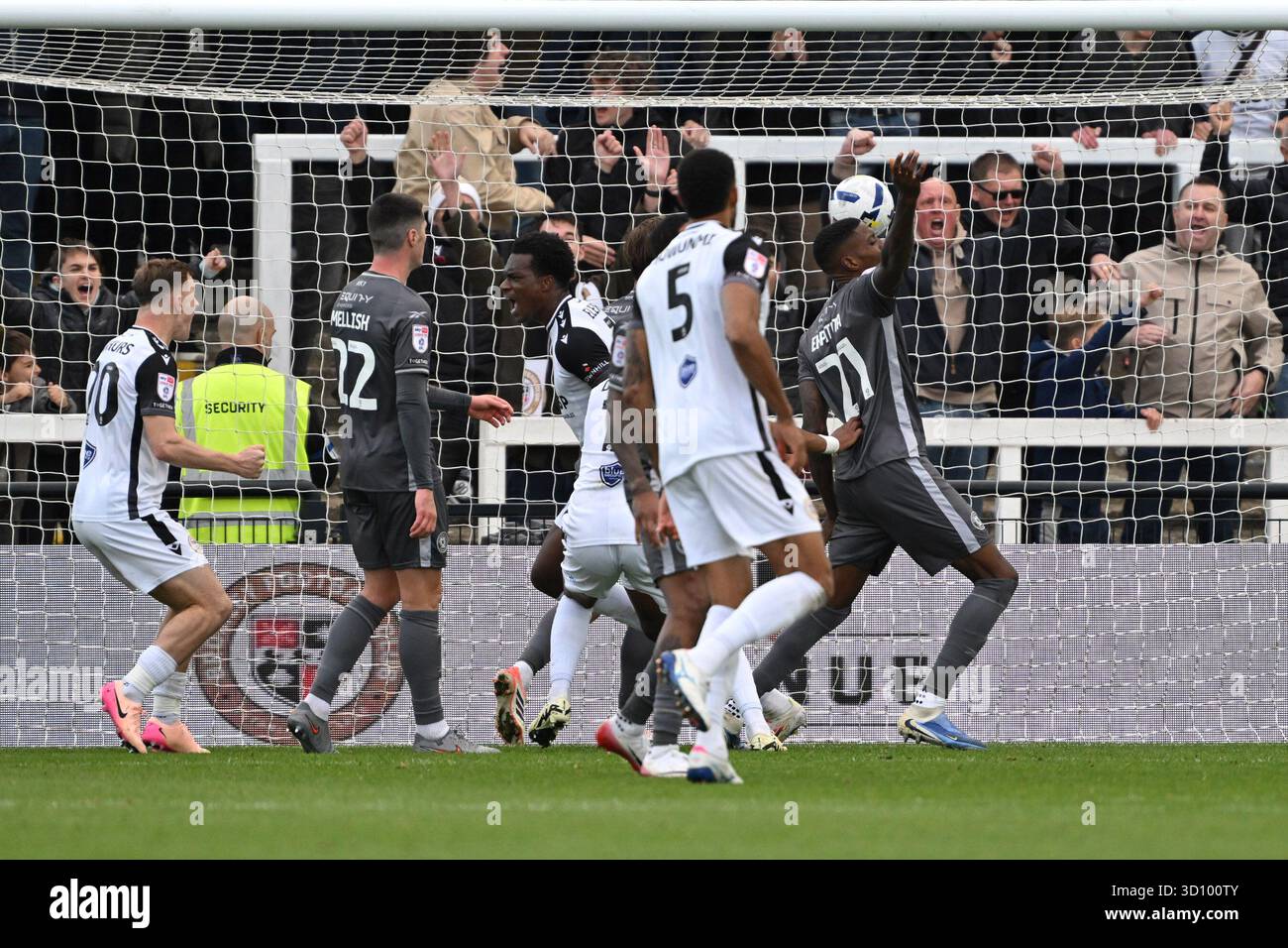Londres, Angleterre, 25 octobre 2025 : Deji Elerewe de Bromley marque l'égaliseur lors du match de Ligue 2 entre Bromley et Milton Keynes dons à Hayes Lane, Bromley Credit : Keith Gillard/Alamy Live News Banque D'Images