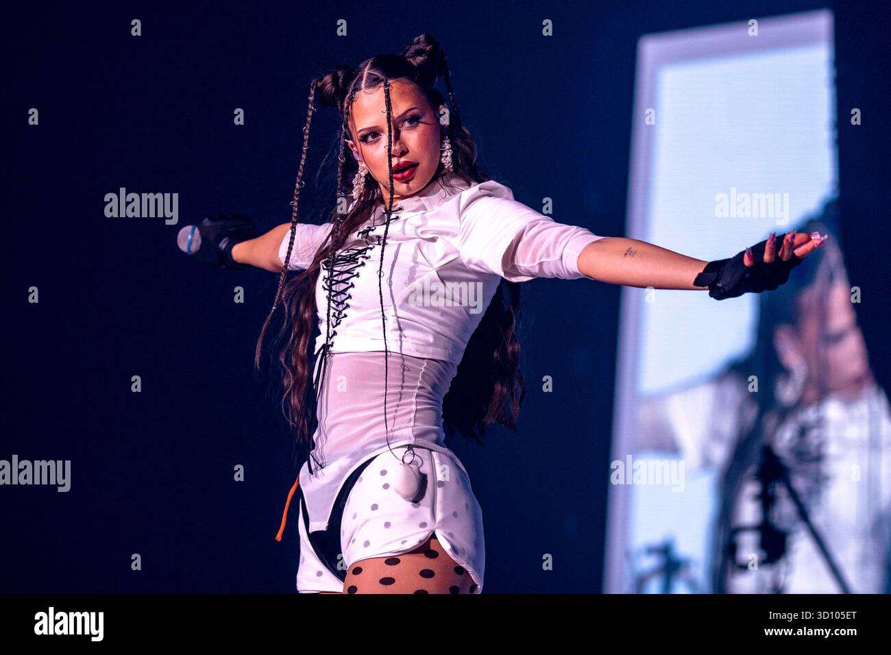 Nina Chuba Live Beim Auftakt Ihrer Arena Tour 2025 In Der Messehalle nina-chuba-live-beim-auftakt-ihrer-arena-tour-2025-in-der-messehalle