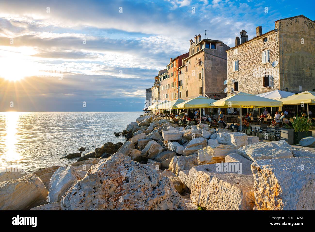 Cafés en plein air au crépuscule le long de la mer Adriatique à Rovinj, Croatie, un port de pêche pittoresque sur la côte ouest de la péninsule d'Istrie. Banque D'Images