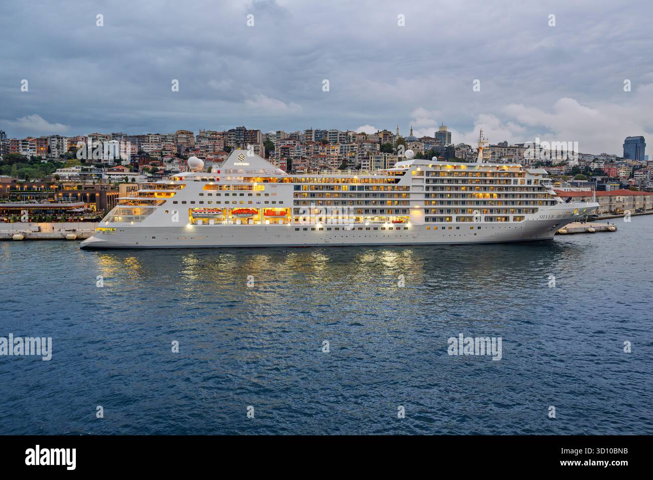Vue au crépuscule du navire de croisière Silver Muse illuminé, le navire de croisière phare de Silversea Cruises, une ligne de croisière de luxe, qui accoste à Galataport Banque D'Images