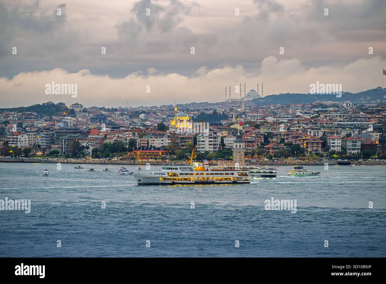Vue sur l'île de Maiden's Tower, la mosquée Ayazma, et la mosquée Çamlıca perchée au sommet d'une colline, du côté asiatique du détroit du Bosphore à Istanbul, en Turquie. Banque D'Images